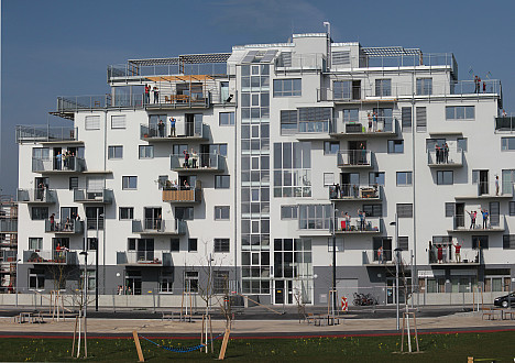 (c) Ernst/B.R.O.T. Aspern - Haus mit BewohnerInnen